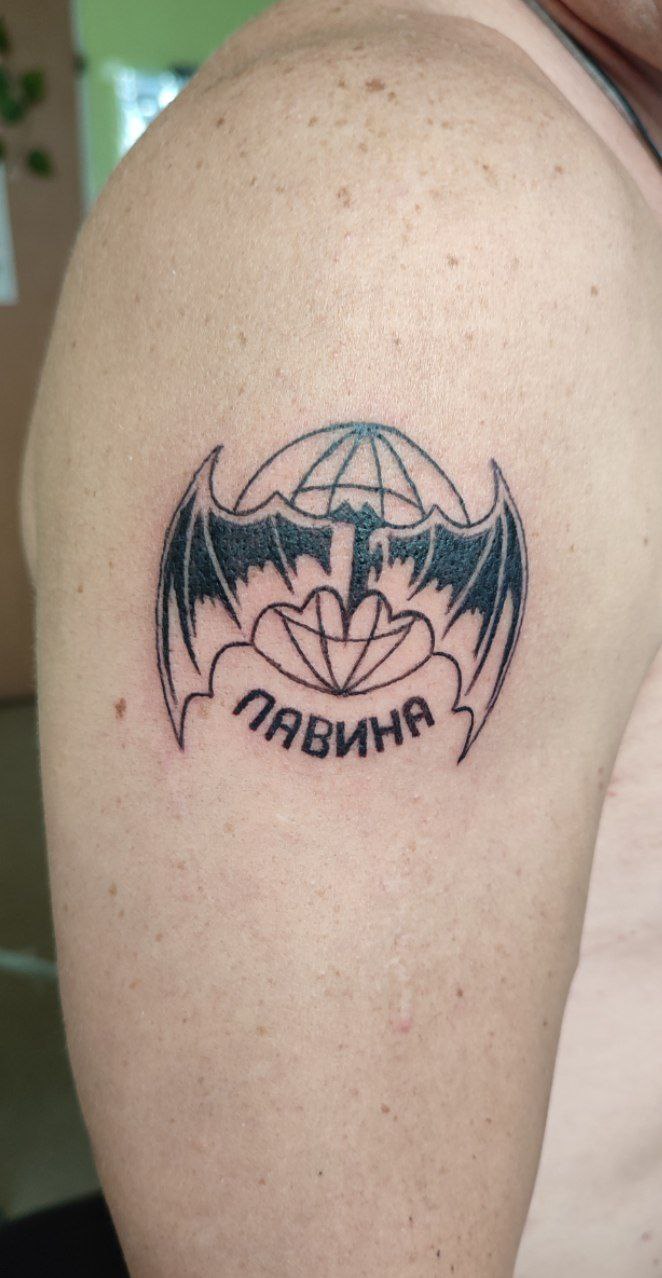 Тату на руке эмблема